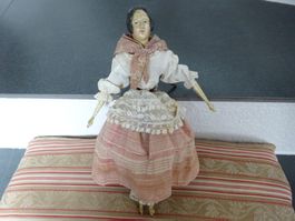 Biedermeier / Haushälterin mit Vorratsschlüssel
