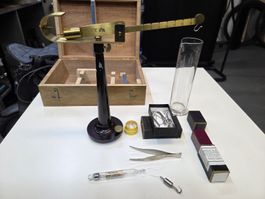 Antikes Aräometer-Set mit Waage – um 1920