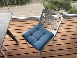 6 weisse Outdoor-/Balkonstühle inkl. blauer Sitzkissen