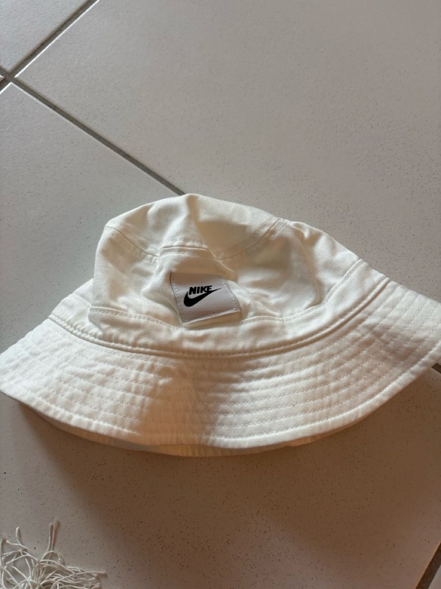 Nike Copricapi, berretti & cappellini: White Nike Bucket Hat – Nuovo (secondo la descrizione) da Bassersdorf venduto da dia_p8v6