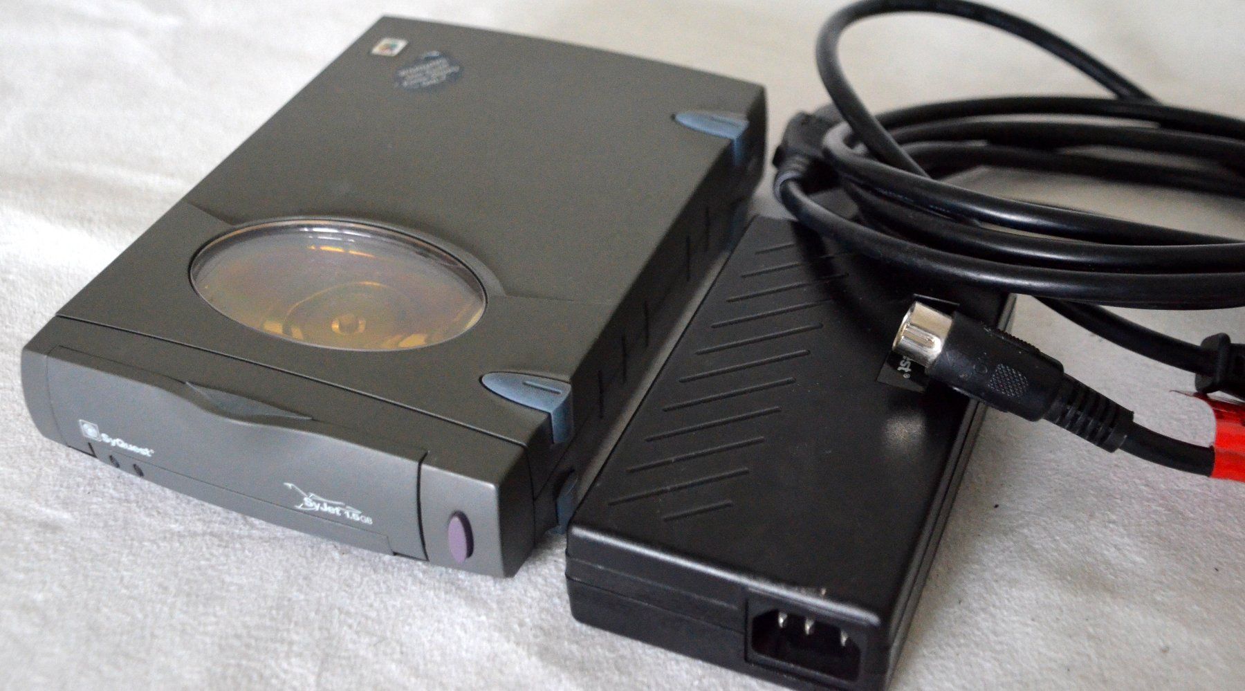 Dischi rigidi: SyQuest SyJet 1.5GB External Drive – Usato da Collonges venduto da arashee 2