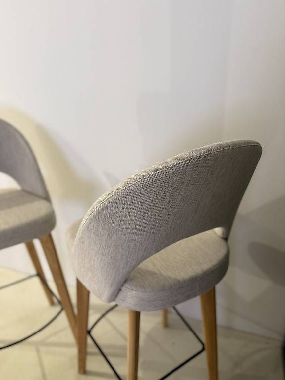 Sedie: Inspired Saarinen Executive Bar Stool – Nuovo e nell'imballaggio originale da Brüttisellen venduto da ZalabaDesign 3
