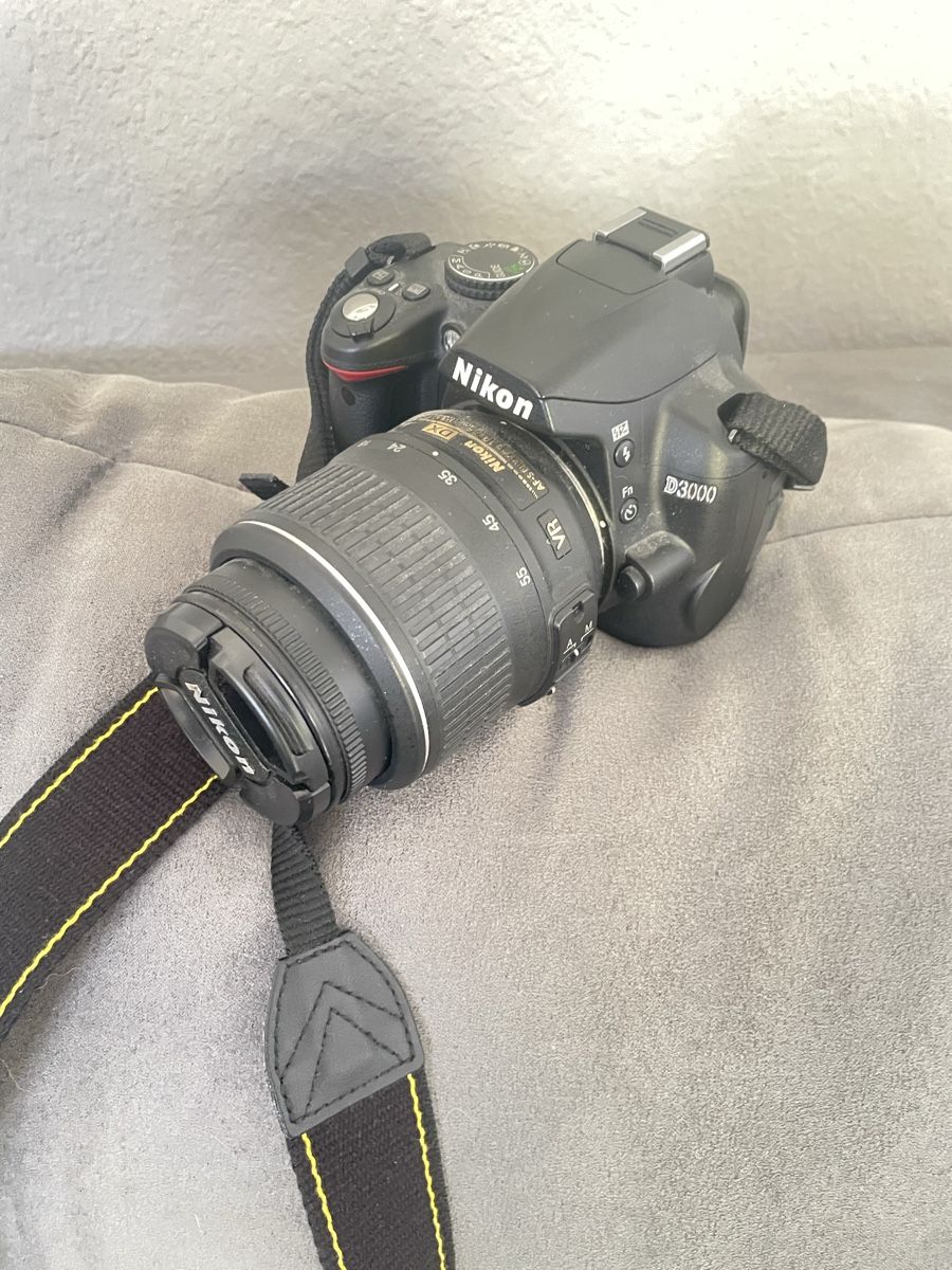 Nikon Fotocamera: Nikon D3000 Digital Spiegelreflexkamera mit Objektiv & Tasch – Nuovo (secondo la descrizione) da bülach venduto da dilek5000