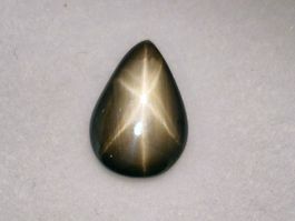 Sternsaphir schwarz 3.73ct. mit Zertifikat natürlich