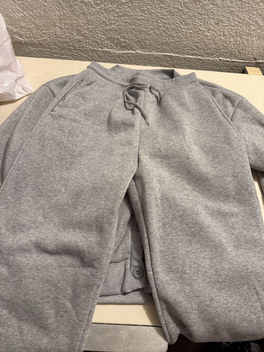 Lotti di vestiti: Coole, graue Strickjacke mit Jogginghose, Grösse M – Nuovo (secondo la descrizione) da Luzern venduto da Lorena.haj 1