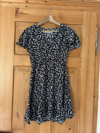 Kleid AMISU Blumenmuster schwarz weiss Grösse 36 neuwertig
