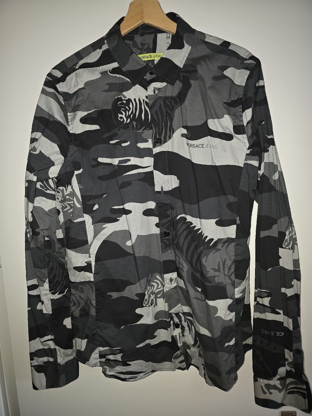 Versace Hemden: Versace Jeans Hemd gr.M – Neu (gemäss Beschreibung) aus Scherz von lacoste30