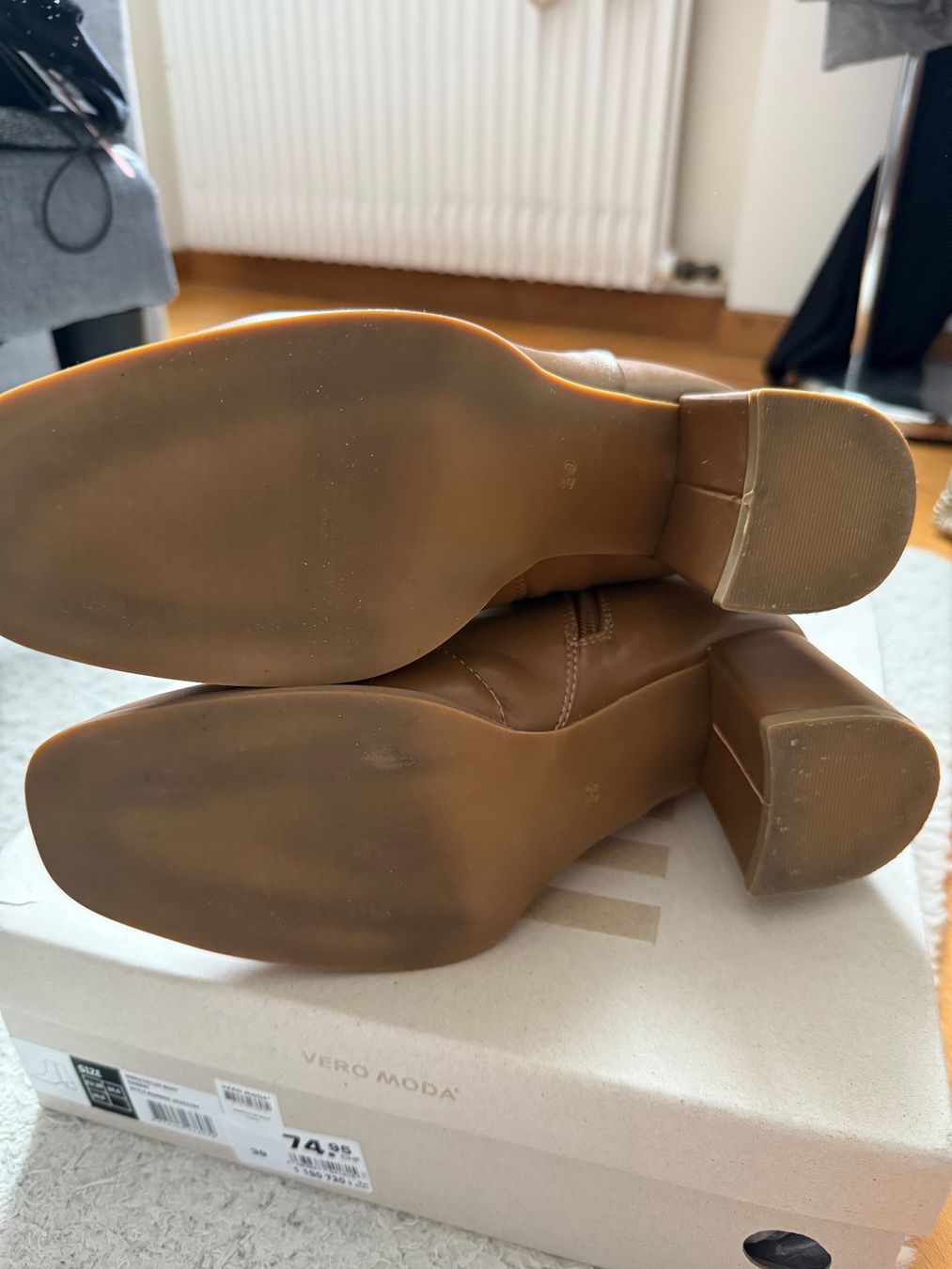Scarpe da donna: Damen Stiefeletten Vera Moda Größe 39 – Usato da Luzern venduto da sarahxtwilight 2