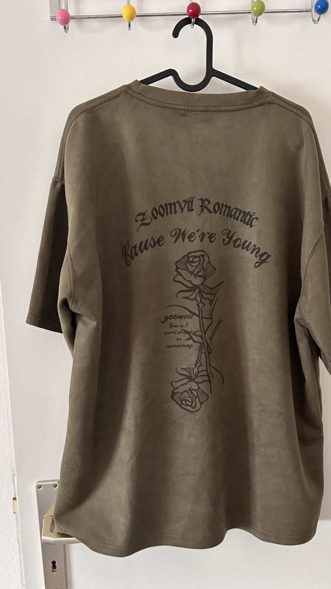T-shirt: Vintage Rose Graphic Tee - Soft Brown – Usato da Genève venduto da Noemie.wrmsi