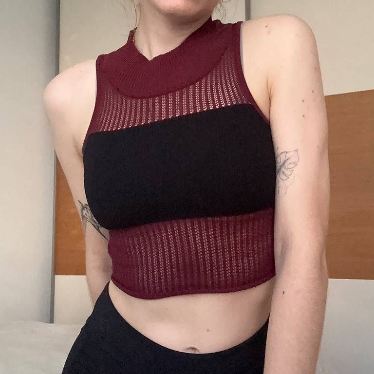 Top: Weinrotes Tank Top – Usato da Allschwil venduto da puc_x5z7 1