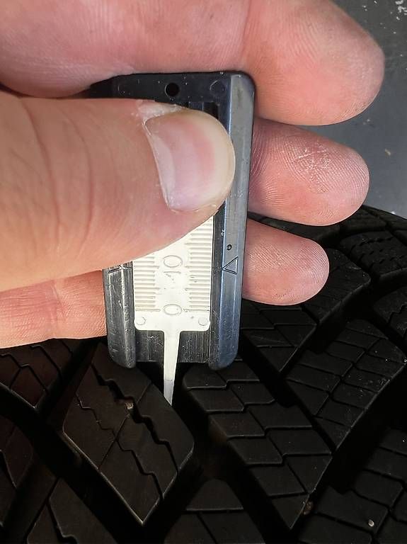 Pneumatici & Ruote complete: 225/45 R19 Winterreifen – Usato da Sursee venduto da gas_8n5t 4