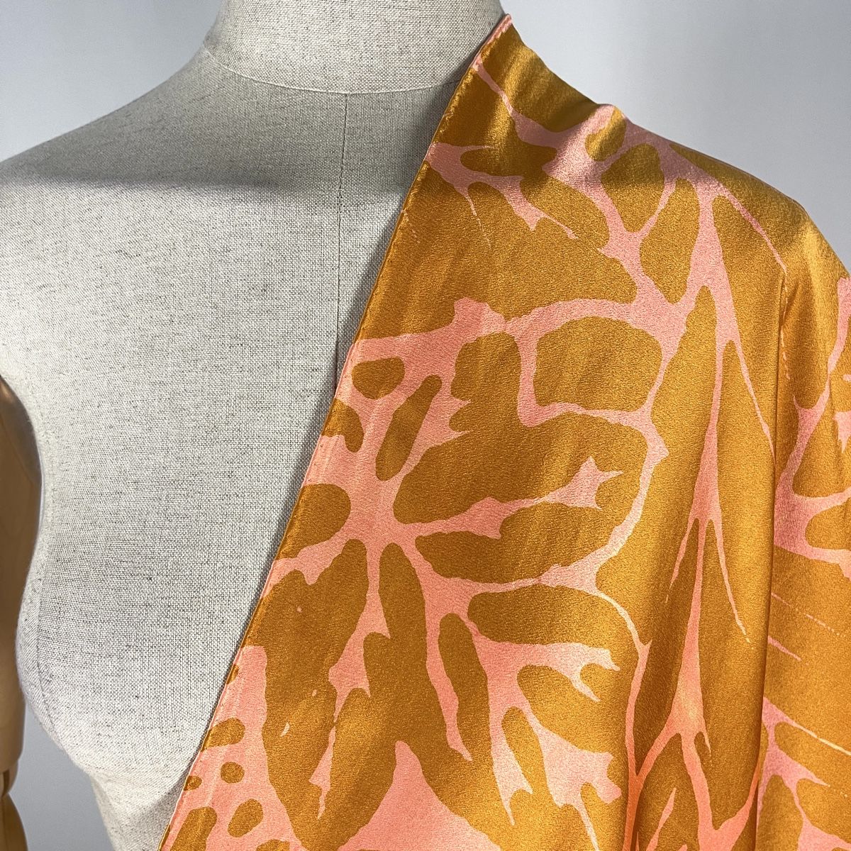 Fabric Frontline Foulard & Sciarpe: FABRIC FRONTLINE Silk Scarf – Nuovo (secondo la descrizione) da Emmen venduto da Nightingale_2022 2