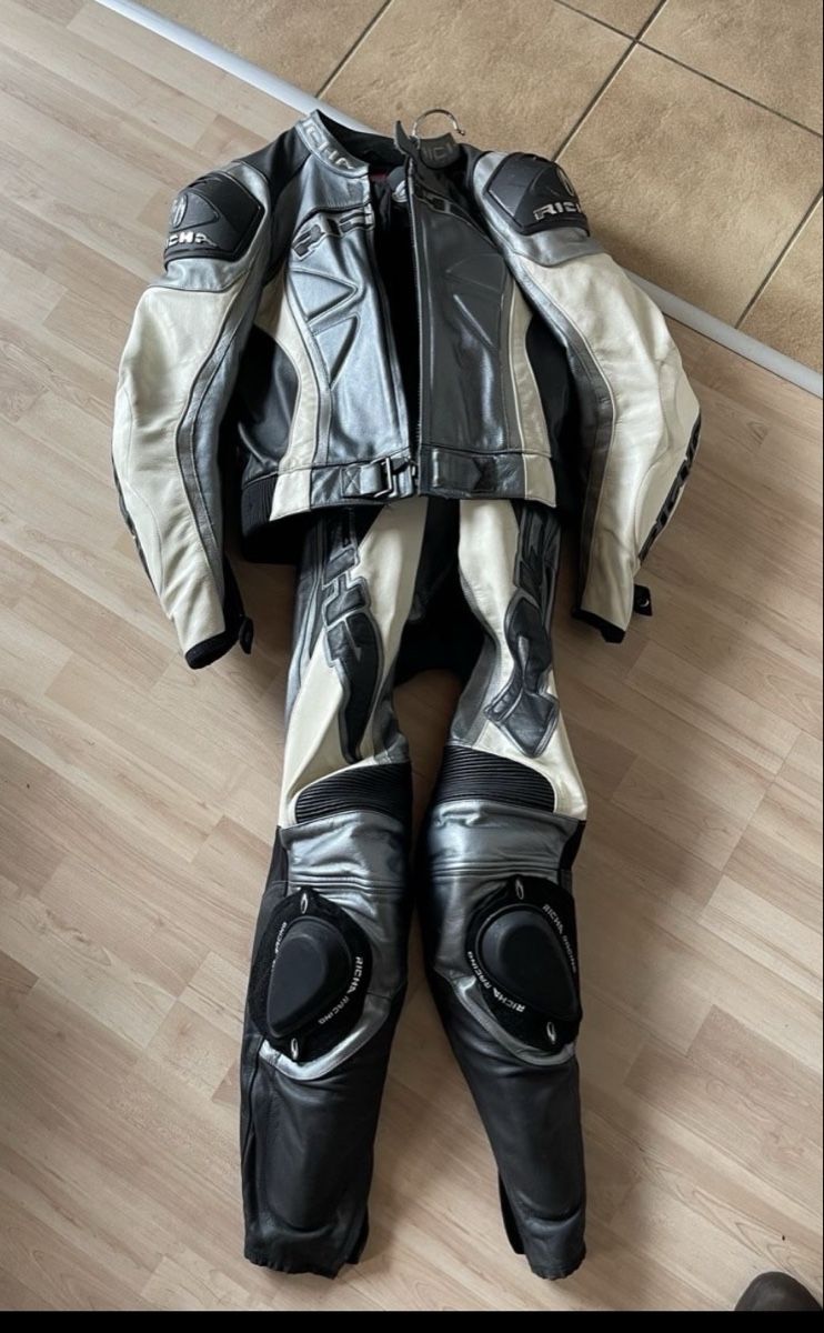 Kleiderpakete: RICHA Motorradkombi, Leder, 2-teilig – Gebraucht aus Zürich von Peach_Store