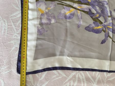 Foulard nouveau, motif iris - Élégant! 44x44cm