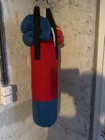 Boxsack mit Handschuhen für Kinder