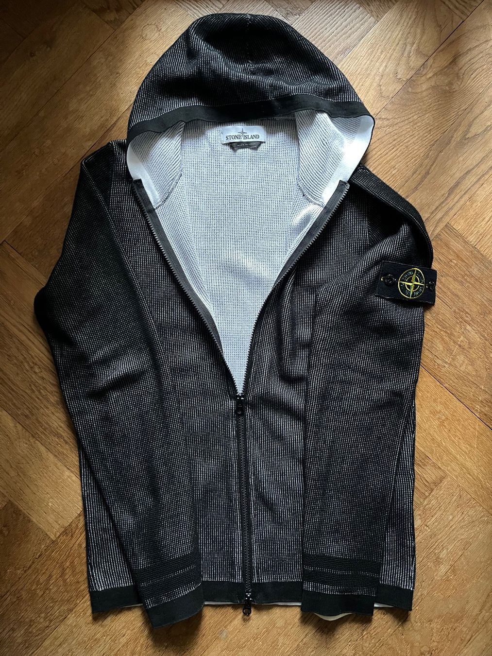 Stone Island Maglioni & Felpe: STONE ISLAND Hoodie à capuche – Usato da LAUSANNE venduto da PUMPERNICKEL3 1
