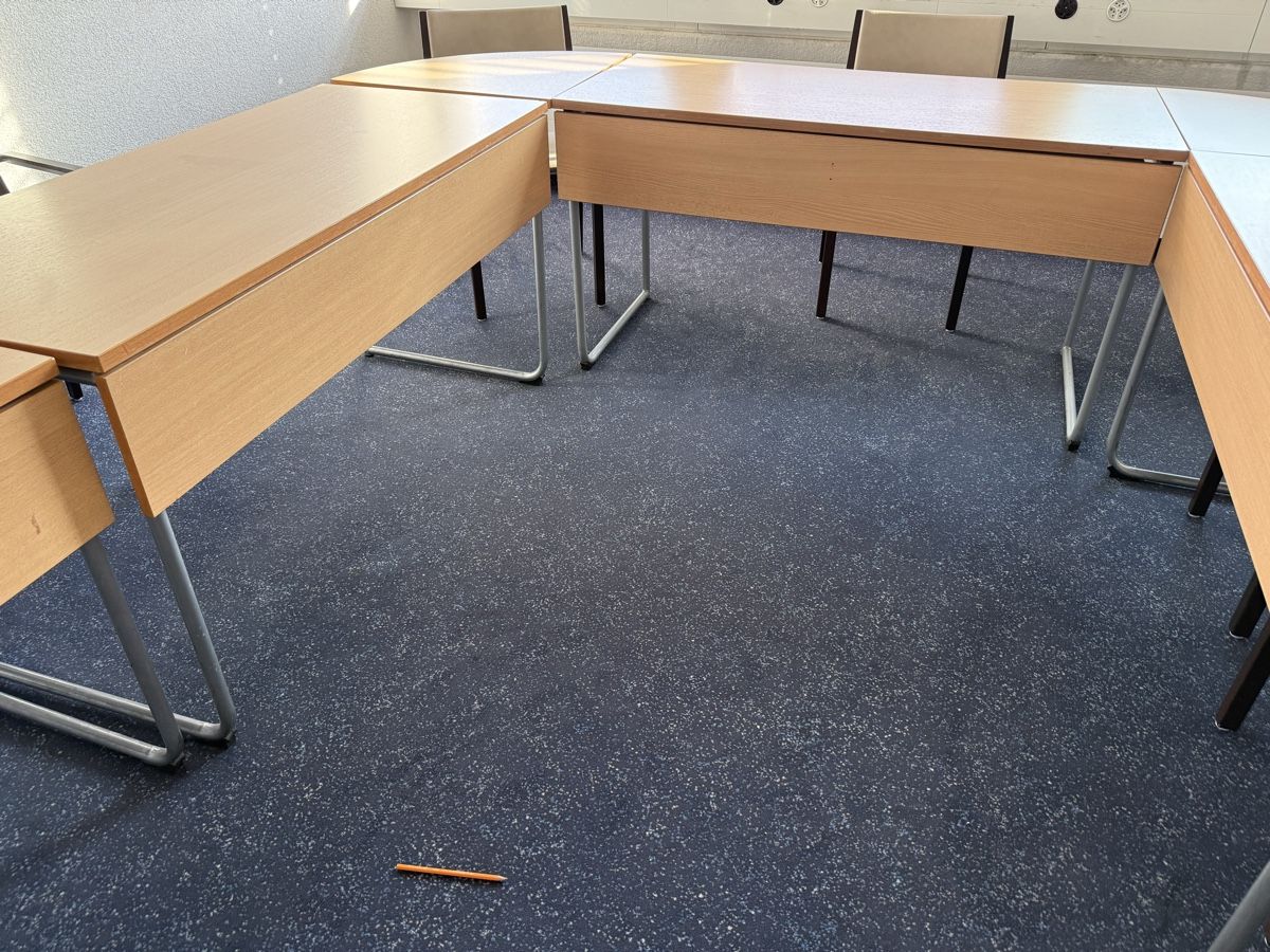 Schreibtische: Tisch / Pulte – Gebraucht aus Volketswil von Syellow 1