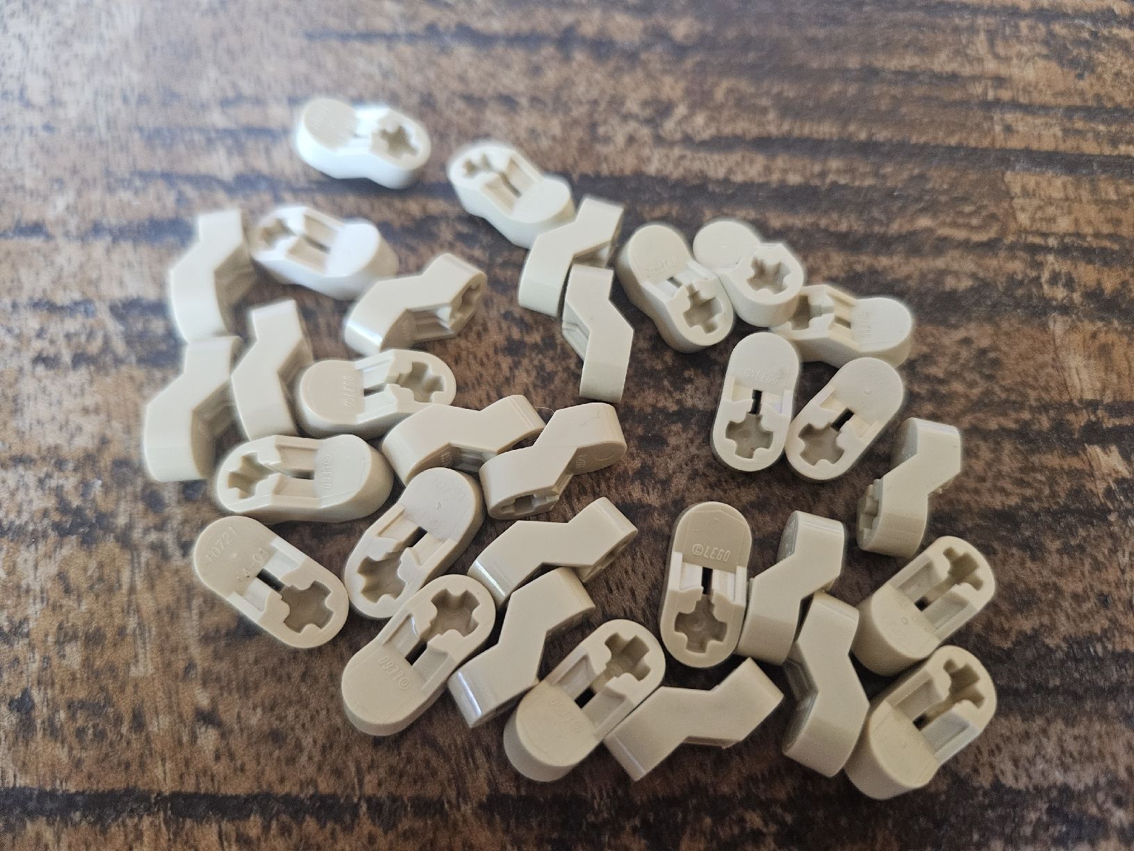Lego Kit di costruzioni: lego 2854 lot de 30 pièces Tan Technic Engine Crankshaft – Usato da Confignon venduto da Ecrofigs