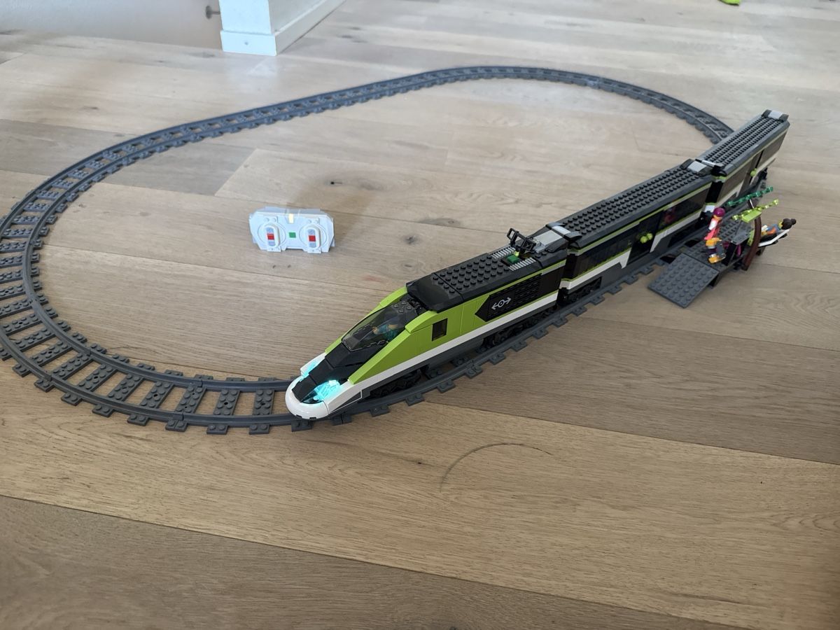 Lego Kit di costruzioni: Train LEGO avec télécommande et accessoires. – Nuovo (secondo la descrizione) da Echichens venduto da igr_6djz