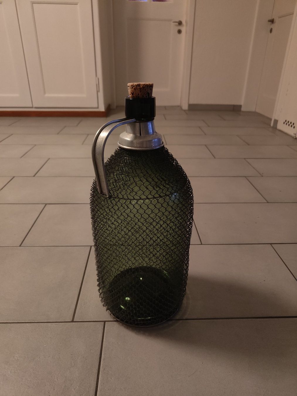Verres, cruches & bouteilles: Weinflasche gross – D'occasion à Nidau par Wombat42