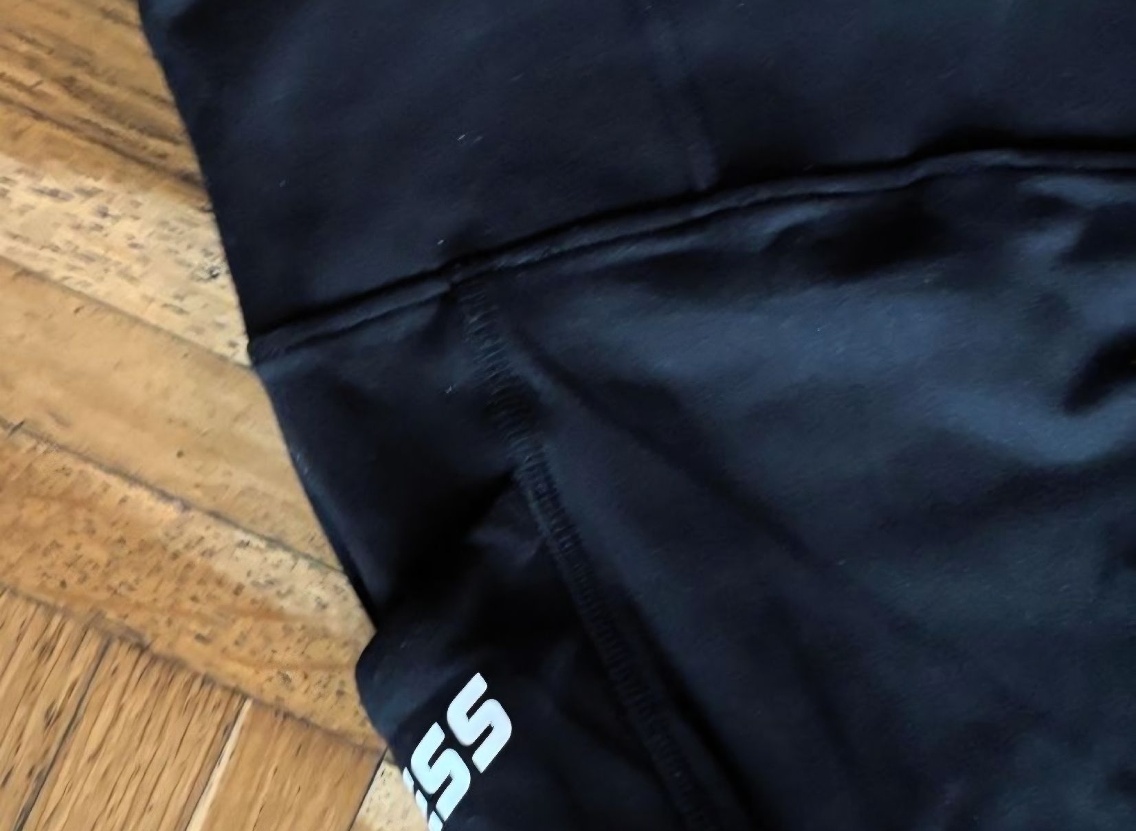 Guess Pantaloni: Schwarze  Trainingshose,  GUESS Gr.36/38 – Usato da Interlaken venduto da NataliiaS 3