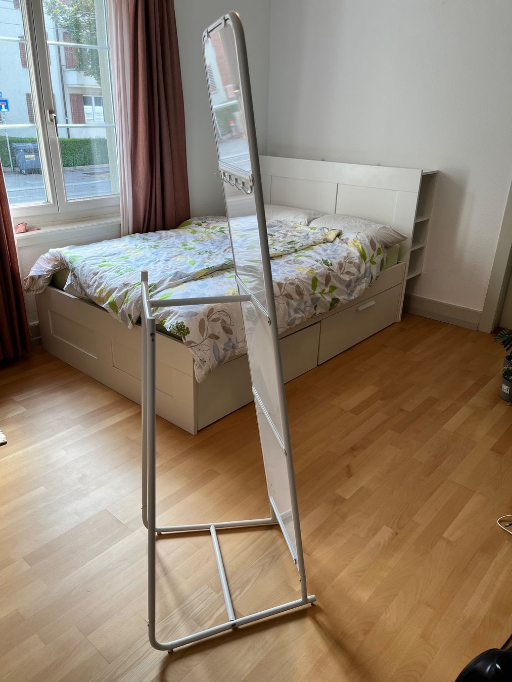 Ikea Miroirs: Standing mirror with clothes hooks – D'occasion à Zürich par nic_sm9b 2