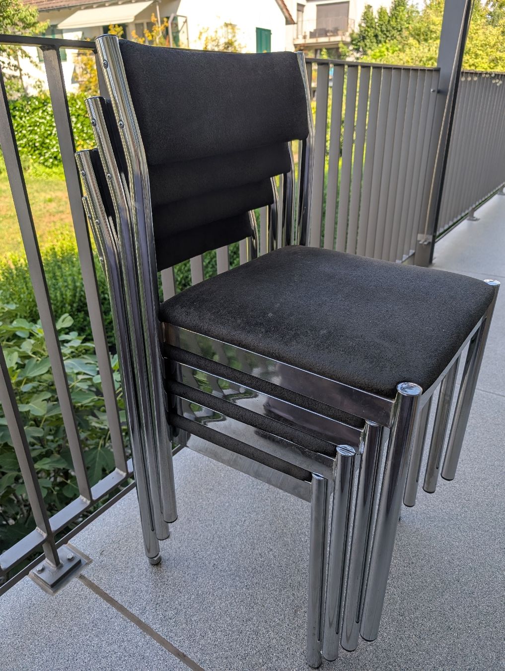 Sedie: 4 schwarze Stühle mit Chrombeinen – Usato da Zürich venduto da Zuerich_Fan 3