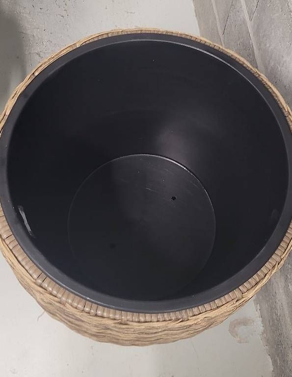 Vasi per fiori: Grand pot en osier – Usato da Cugy VD venduto da deb_7ln6 1