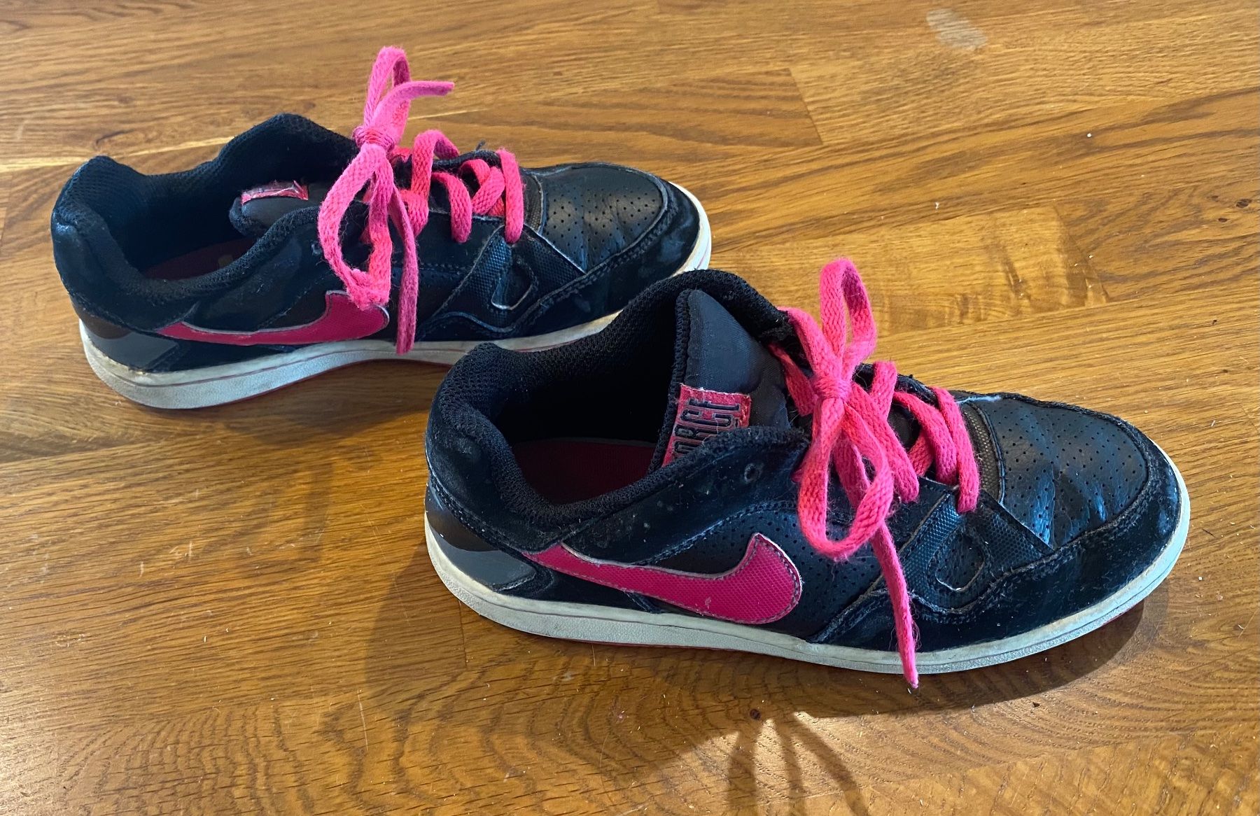 Nike Scarpe per ragazze: NIKE MÄDCHENSCHUHE SCHWARZ-PINK GR. 33.5 – Usato da Sarmenstorf venduto da Froeschli81 2