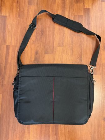 Schwarze Umhängetasche / Laptoptasche, Top Zustand!