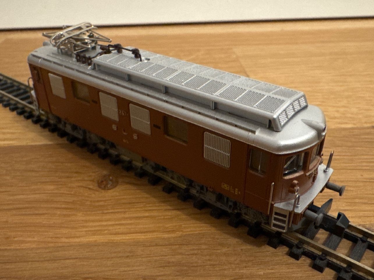 Hobbytrain Modellini di ferrovie: Hobbytrain 11441 BLS 257 Ae 4/4 – Nuovo (secondo la descrizione) da Schlierbach venduto da Look8 1