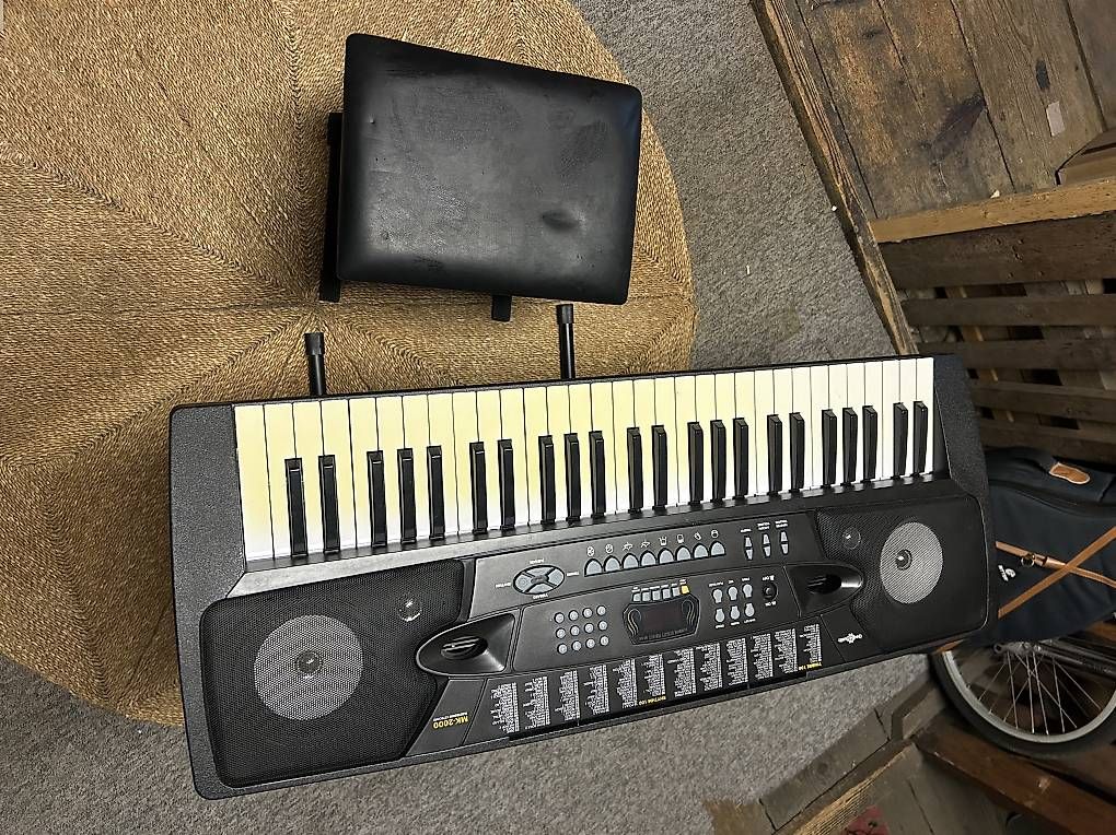 Instruments de musique: Keyboard mit Ständer & Hocker  – D'occasion à Winterthur par jen_6bzw