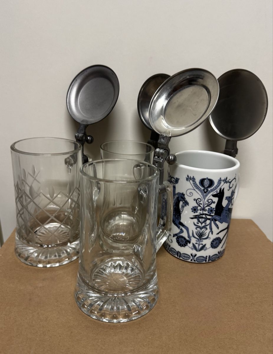 Verres: Alte Bierkrüge mit Metalldeckel  – D'occasion à Triboltingen par _Beni