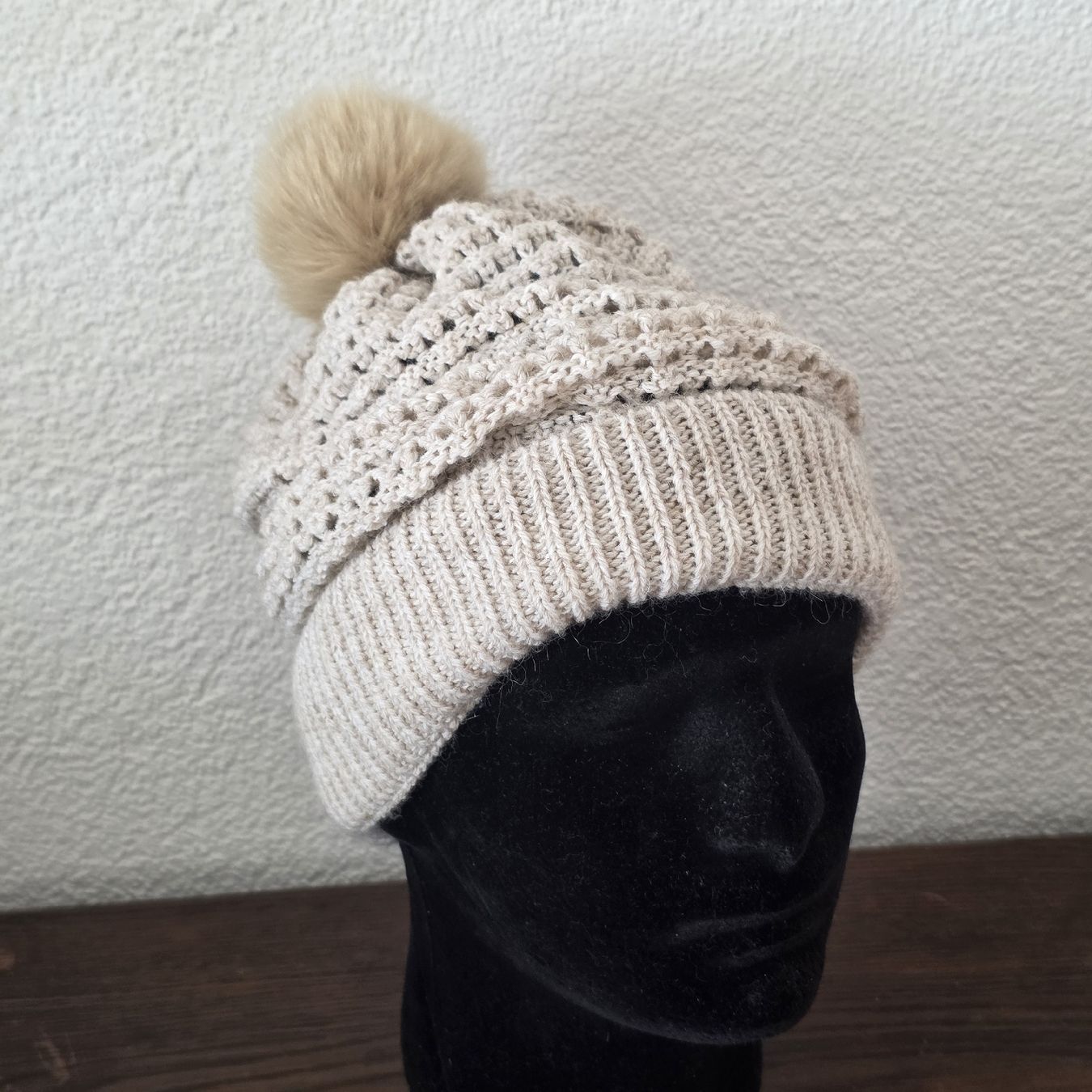 C&A Hüte, Mützen & Caps: Strickmütze mit Bommel beige  – Gebraucht aus Rheinsulz von Gilea 1