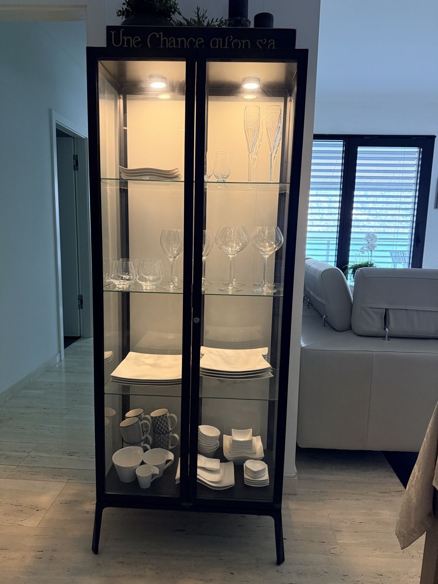Ikea Vitrines: Armoire vitrée avec éclairage – D'occasion à Brissago par chr_sgk7