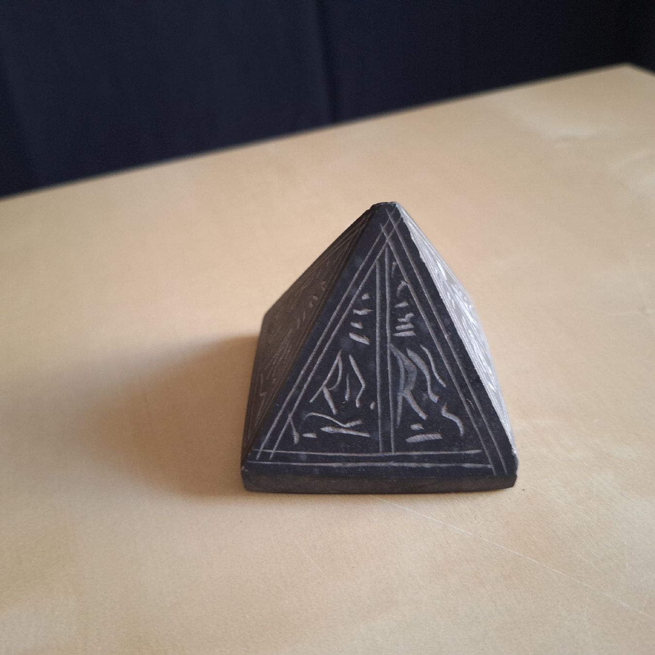 Tutte le decorazioni: Versand möglich! Deko Stein Pyramide mit Hieroglyphen – Usato da Winterthur venduto da Goldpipau 2