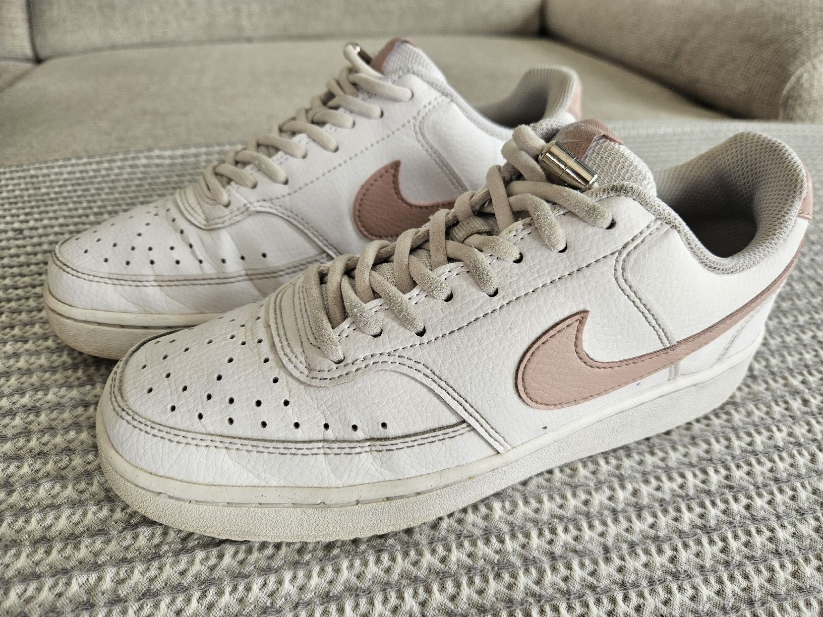 Nike Chaussures femmes: Nike Turnschuh Gr. 37/38 – D'occasion à Gisikon par man_j7bg