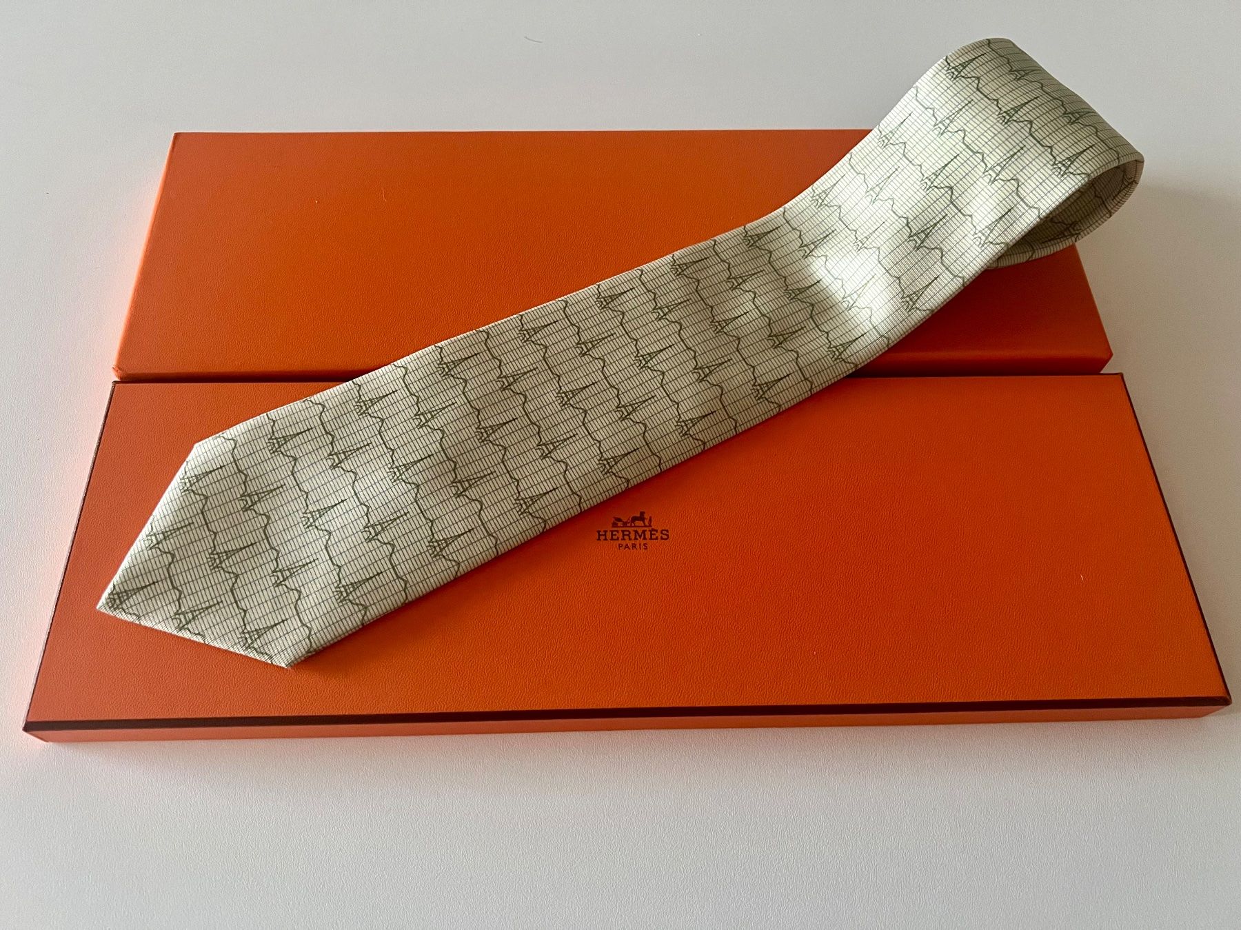 Hermès Cravates: Cravate HERMES-Paris „Eiffel Tower" - avec box original – Neuf (Voir description) à Le Mont-sur-Lausanne par luxurylover