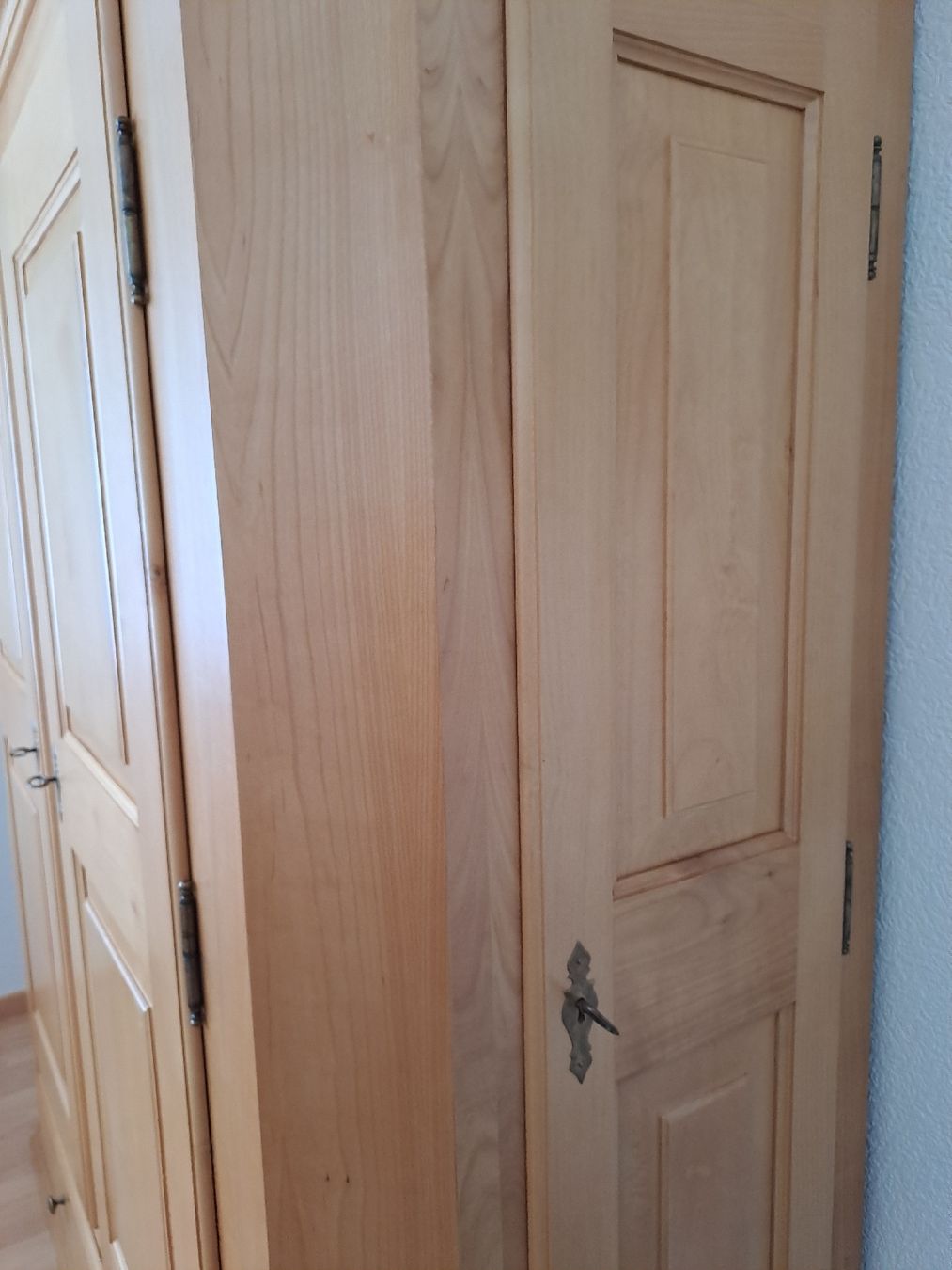 Schränke: **Top Zustand**Schrank, Kirschbaumholz – Gebraucht aus Glarus von Morana86 1