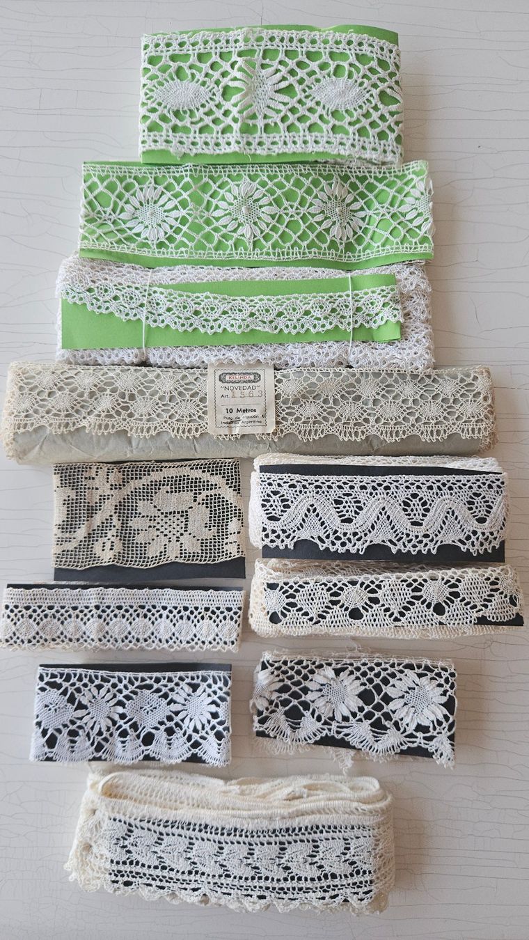 Tessuti: Spitzen geklöppelt, gestrickt, Filettechnik – Usato da Zürich venduto da Budleia 1