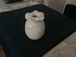 Handgemachte Keramikvase weiss, Blumen-Design, 10cm hoch, To