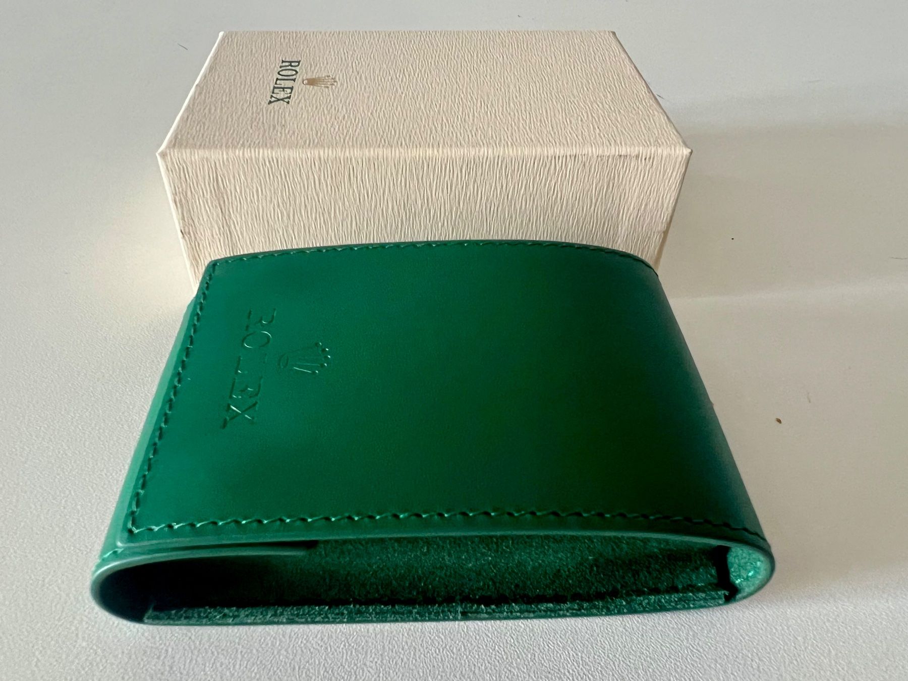 Rolex Orologi: ROLEX current green service box (travel box), with outerbox – Nuovo e nell'imballaggio originale da Mont-sur-Lausanne venduto da vmi_ym5l