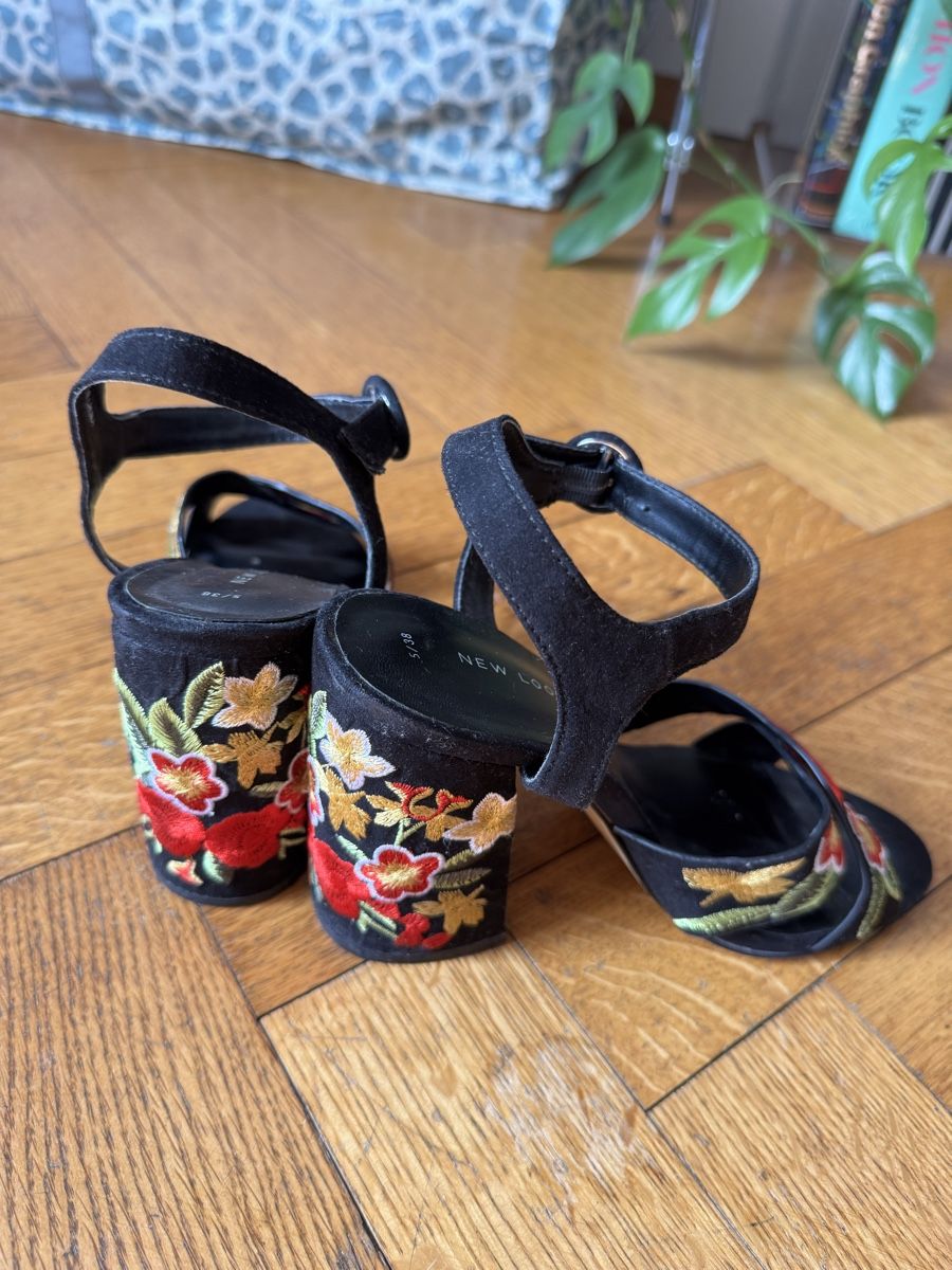 Scarpe da donna: Black pumps with floral embroidery - 38 – Usato da Zürich venduto da kri_zhv2 2