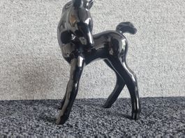 Schwarzes Fohlen aus Keramik. Zustand und Glanz sehr gut.