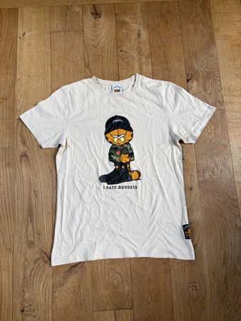 T-Shirt Garfield x Cayler&Sons Grösse M mit kleinem löchlein
