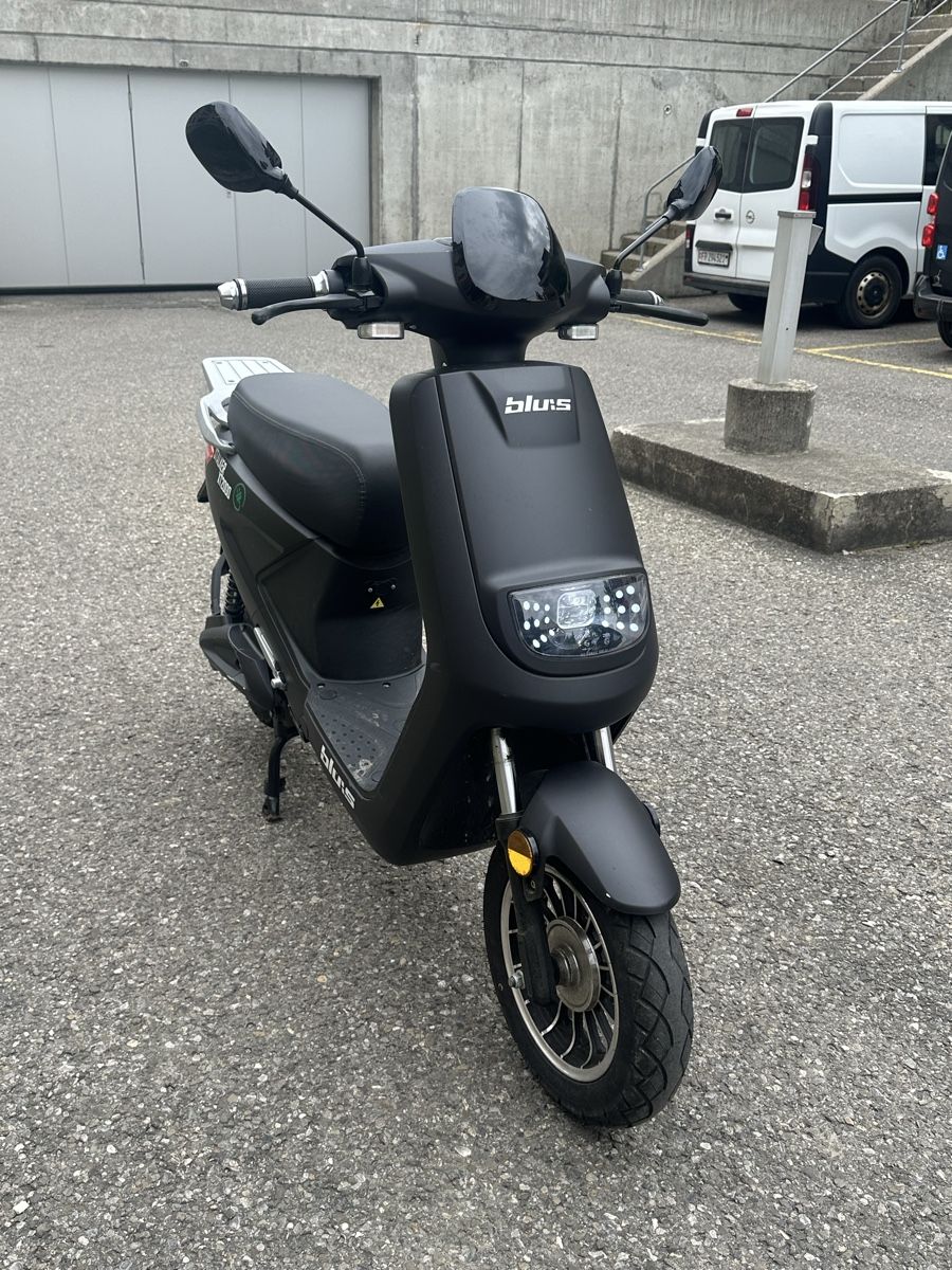 Next Electric Motors Scooters: Scooter XT2000 Bluis Électrique 50cc  – D'occasion à Givisiez par dor_xb9k 3