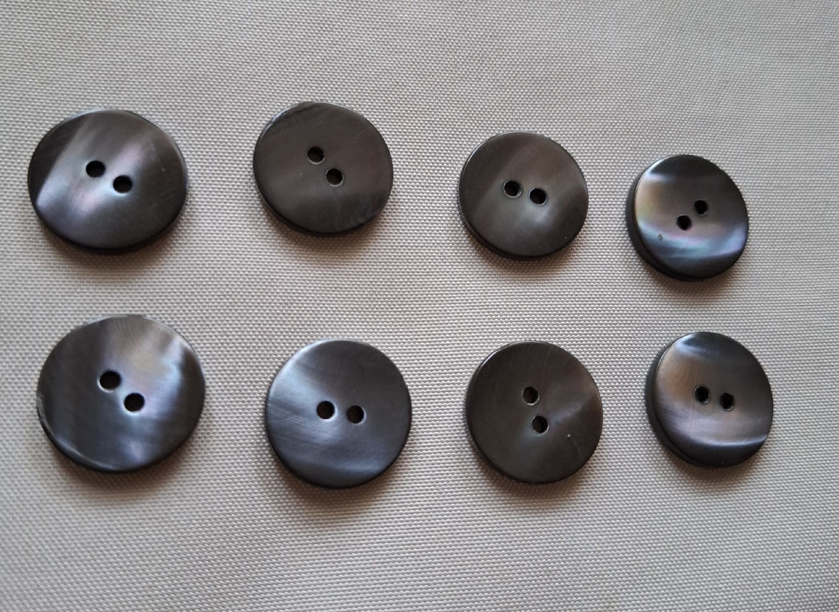 Bottoni: 8 Stück Knöpfe, perlmuttschimmernd, 20 mm. – Nuovo (secondo la descrizione) da Dietikon venduto da Hirschkopf 1