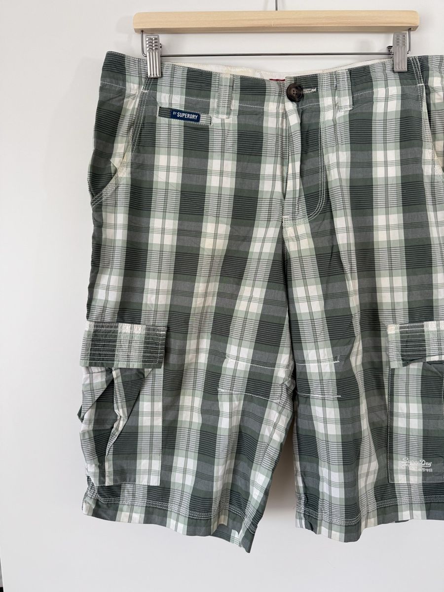 Superdry Pantaloni: Superdry Cargo Shorts kariert Grösse W34  – Usato da Flumenthal venduto da Krajan 1
