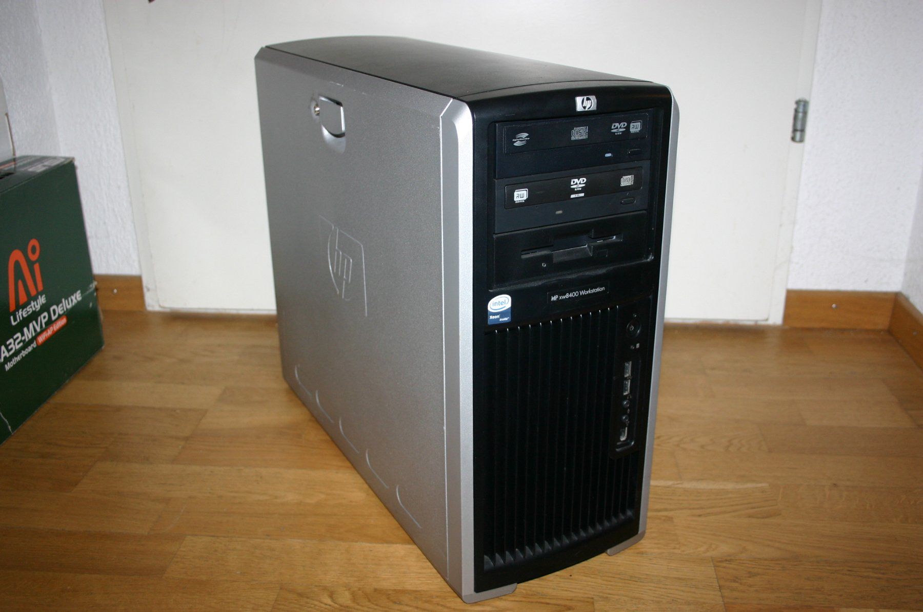 Hewlett Packard PC: HP XW8400 Server-PC mit 2 Prozessoren, Win7, 10 oder Win11 – Usato da Stettlen venduto da Bigjm