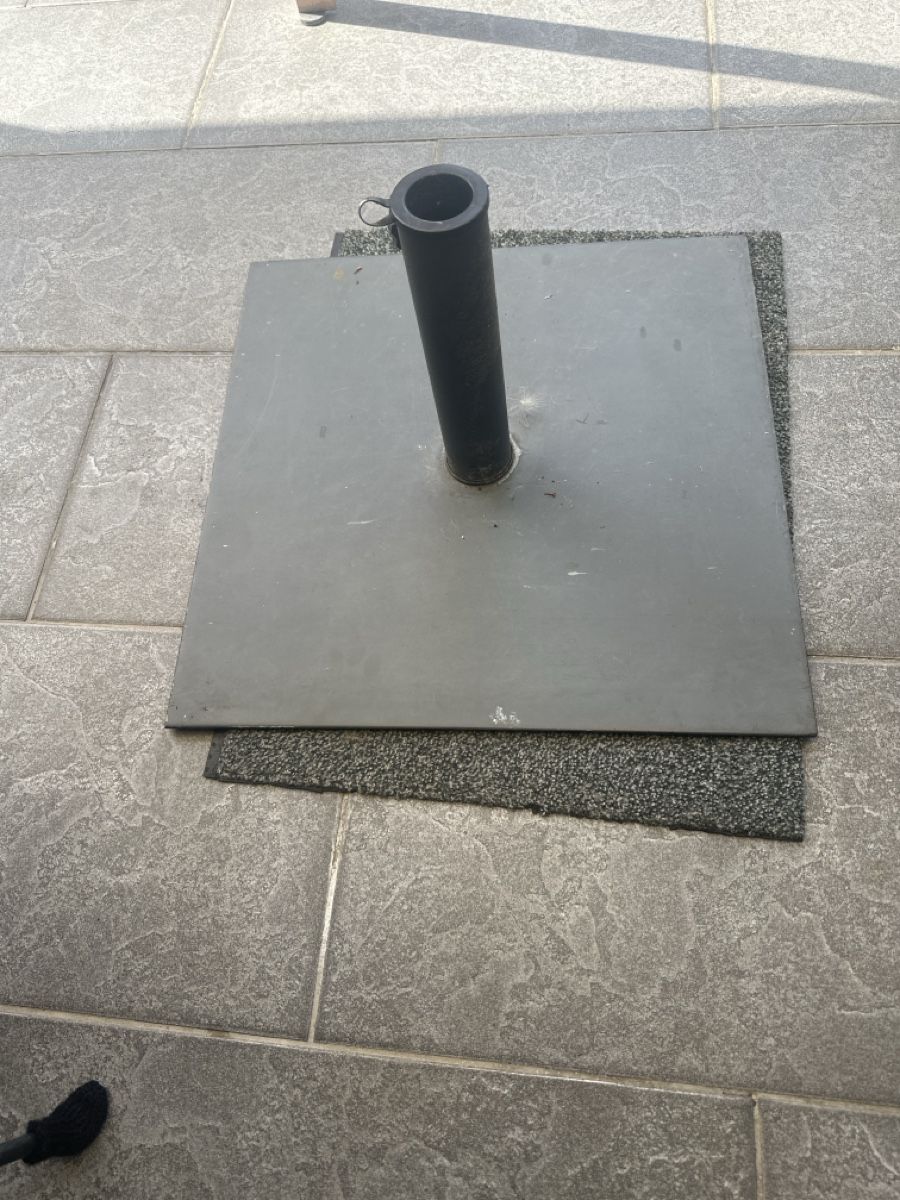 Sonstiges: Sonnenschirm Ständer aus Metall – Gebraucht aus Thun von lig_f678